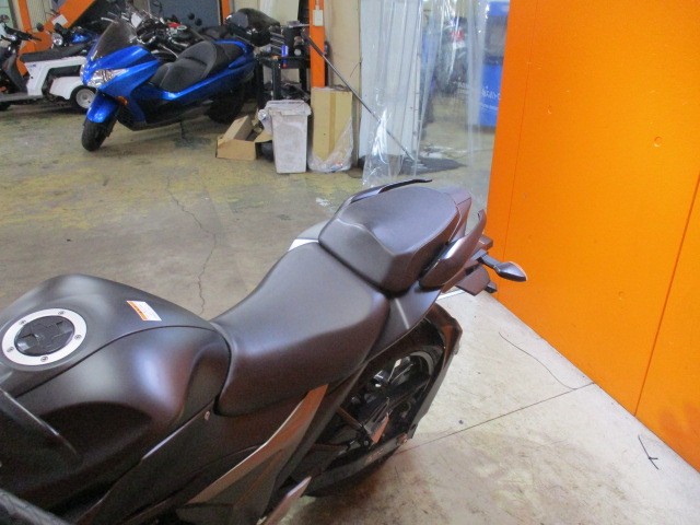 走行もまだまだの１０６９８ｋｍ！！当社は店頭に在庫があるので購入から納車まで勿論即対応！！